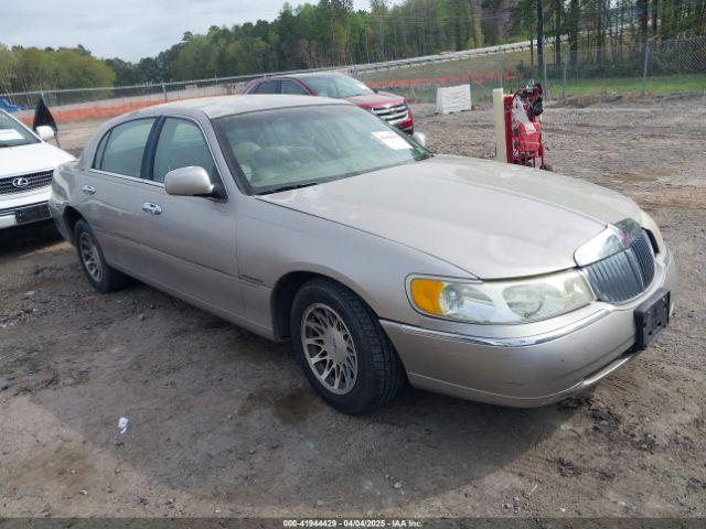  Salvage Lincoln Towncar