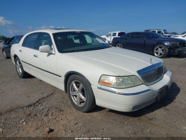  Salvage Lincoln Towncar