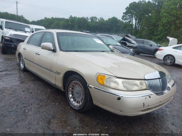  Salvage Lincoln Towncar