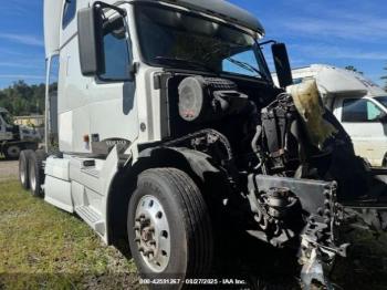  Salvage Volvo Vn