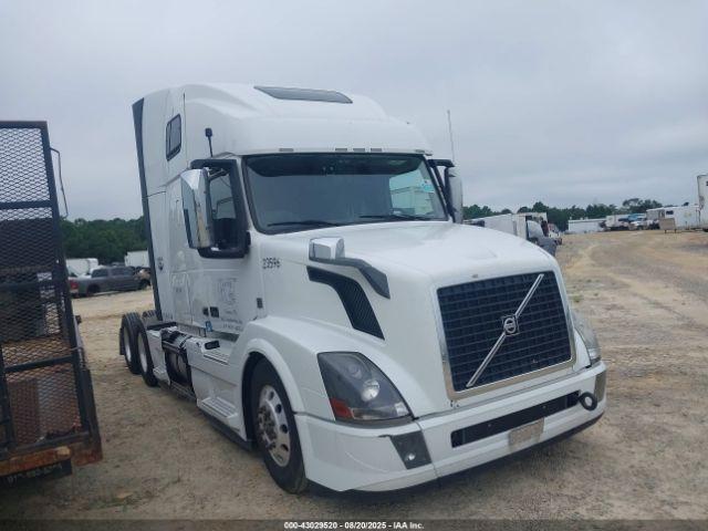  Salvage Volvo Vnl