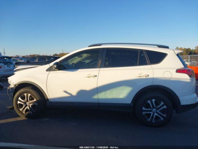 Toyota RAV4 Le Image 4