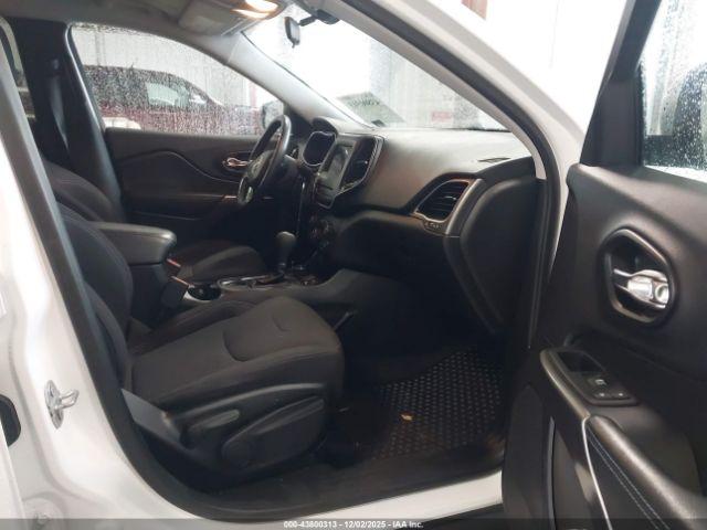 Jeep Cherokee Latitude 4x4 Image 2