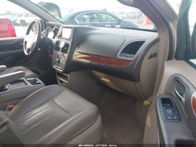 Chrysler Town & Country Touring-l Image 7