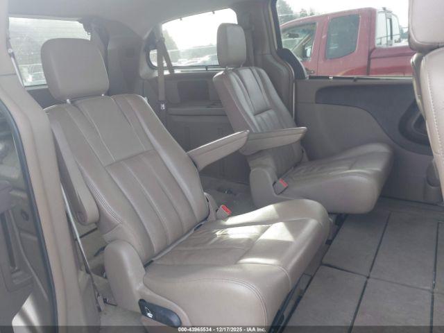 Chrysler Town & Country Touring-l Image 11