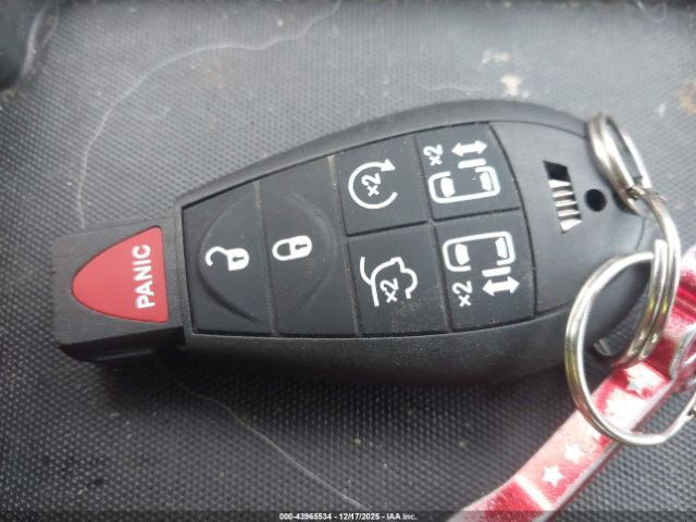 Chrysler Town & Country Touring-l Image 6