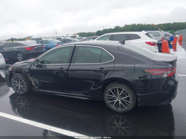 Toyota Camry Se Image 8