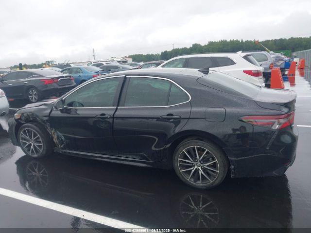 Toyota Camry Se Image 8