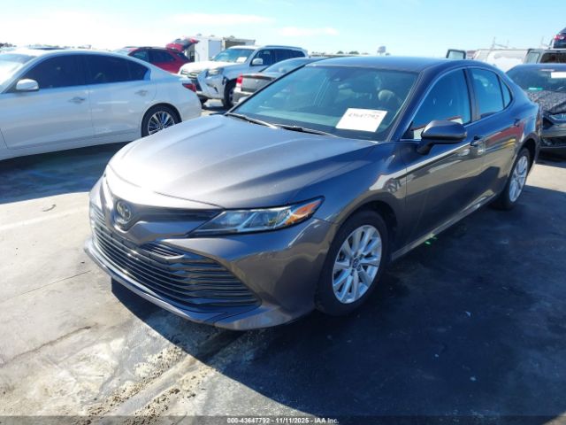 Toyota Camry Le Image 3