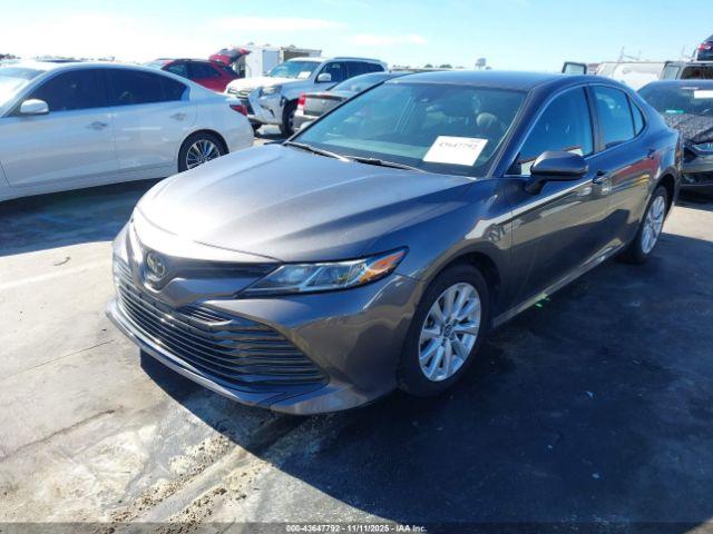 Toyota Camry Le Image 3