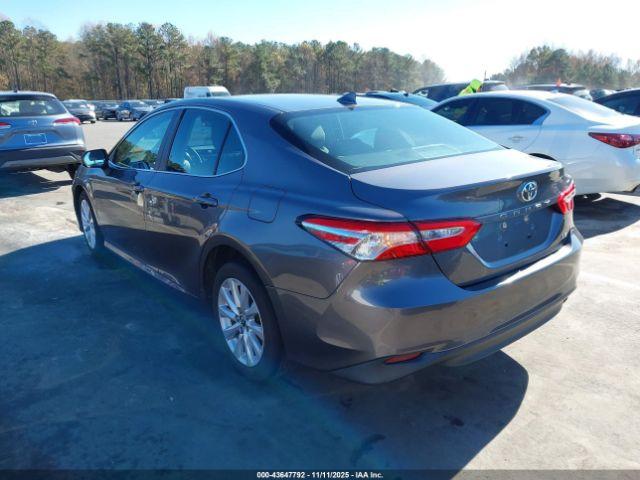 Toyota Camry Le Image 2