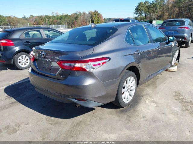 Toyota Camry Le Image 4