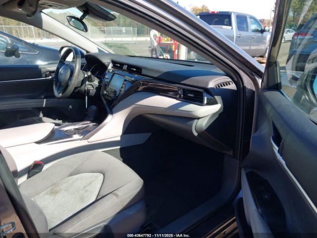 Toyota Camry Le Image 5