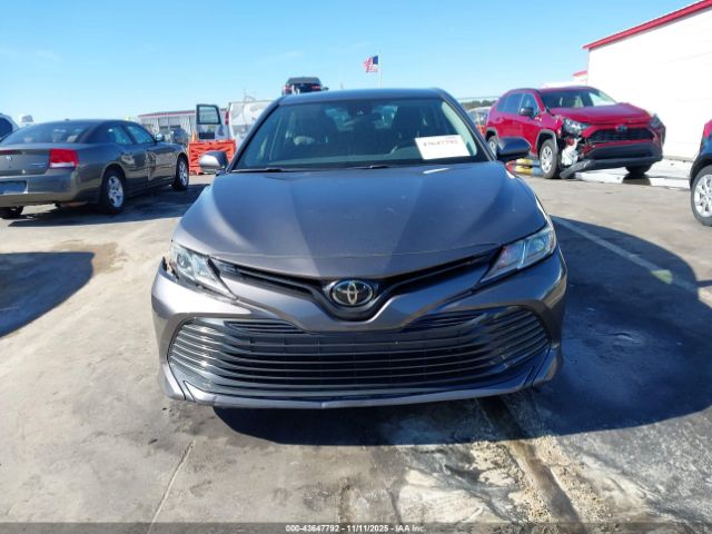 Toyota Camry Le Image 9