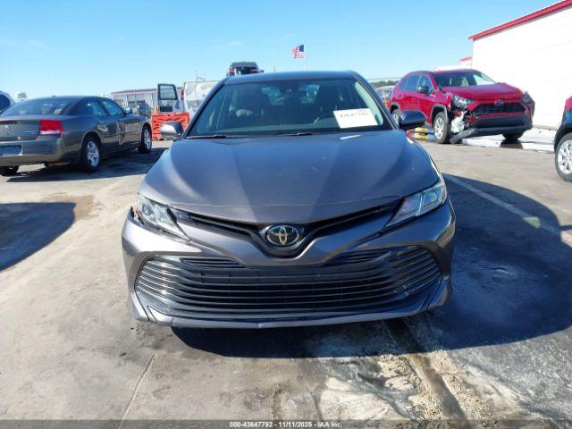 Toyota Camry Le Image 9