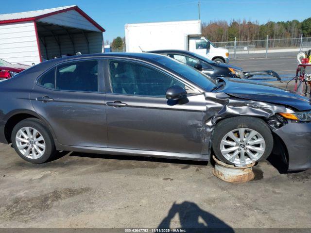 Toyota Camry Le Image 12