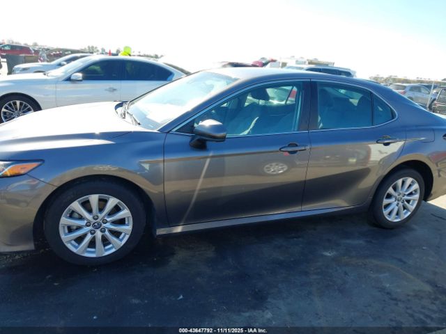 Toyota Camry Le Image 10