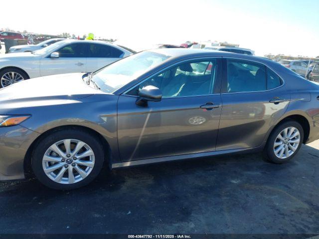 Toyota Camry Le Image 10