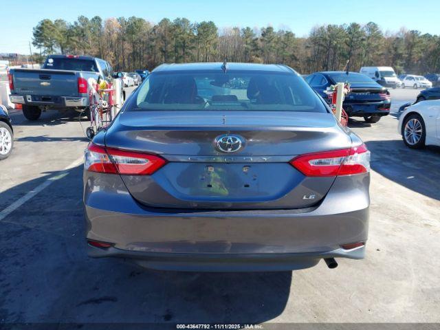 Toyota Camry Le Image 11