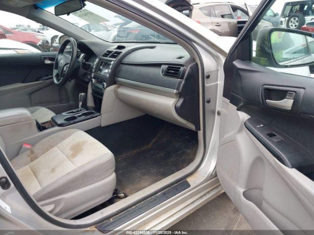 Toyota Camry Le Image 5