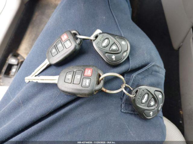 Toyota Camry Le Image 2