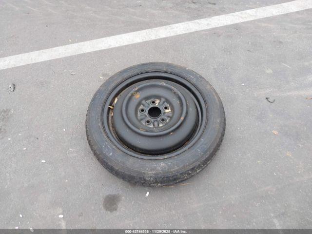 Toyota Camry Le Image 9