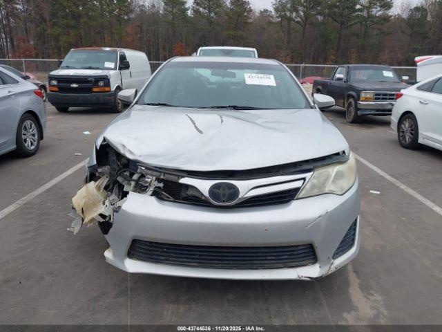 Toyota Camry Le Image 10