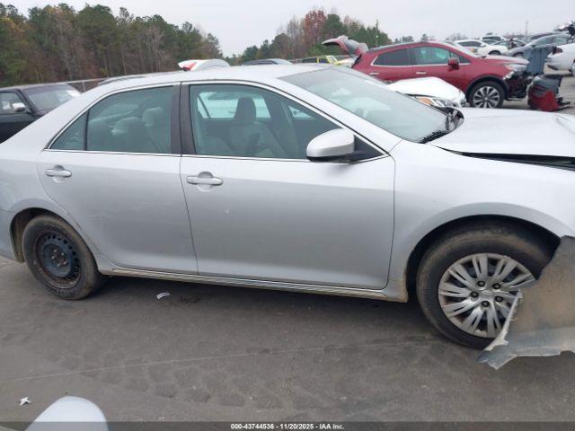 Toyota Camry Le Image 8