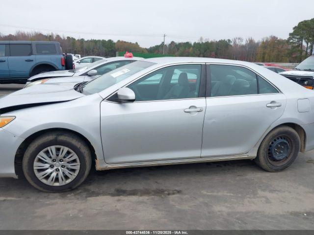 Toyota Camry Le Image 3