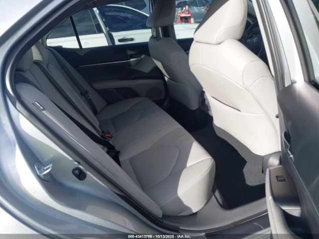 Toyota Camry Xle Image 16