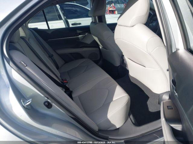 Toyota Camry Xle Image 16