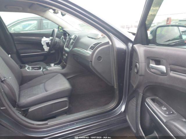 Chrysler 300 Touring Image 5