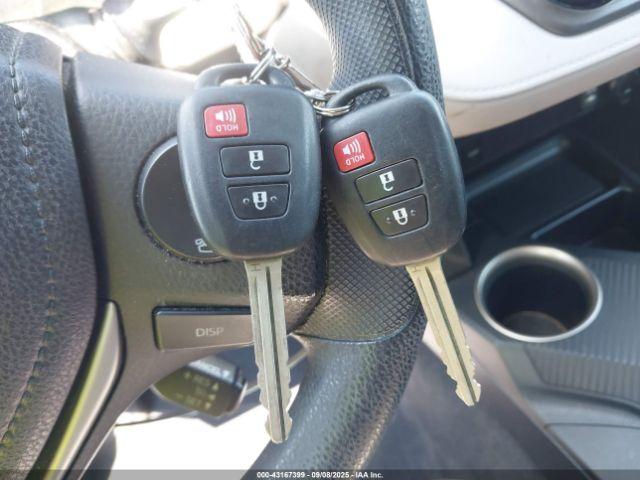 Toyota RAV4 Le Image 6