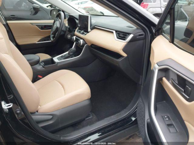 Toyota RAV4 Le Image 11