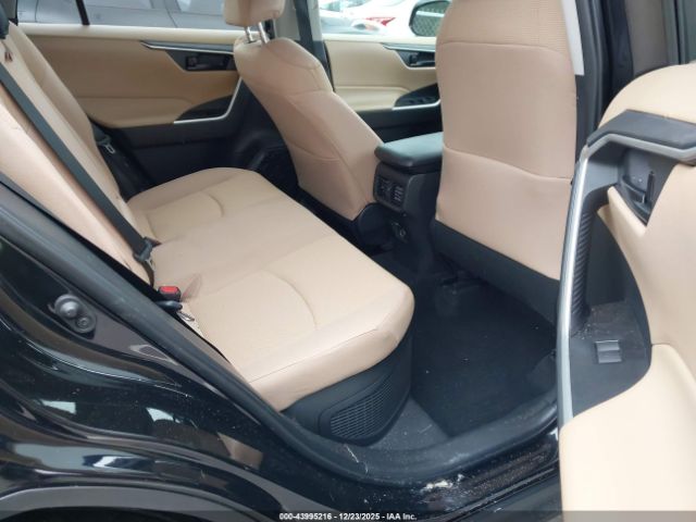 Toyota RAV4 Le Image 7