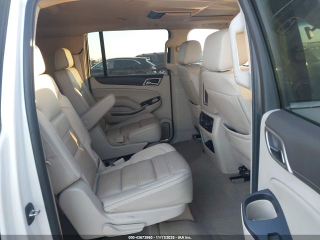 GMC Yukon Denali Image 9