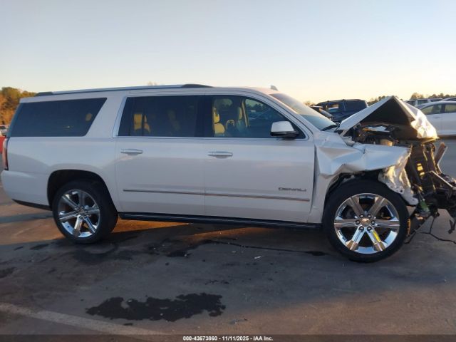 GMC Yukon Denali Image 16
