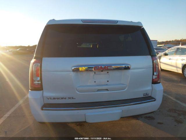 GMC Yukon Denali Image 15