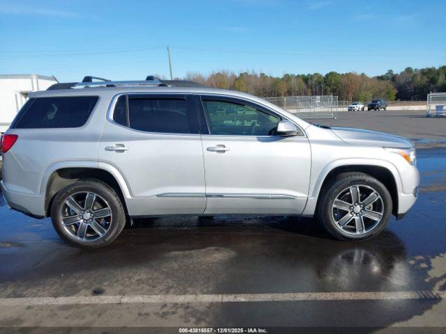 GMC Acadia Denali Image 15