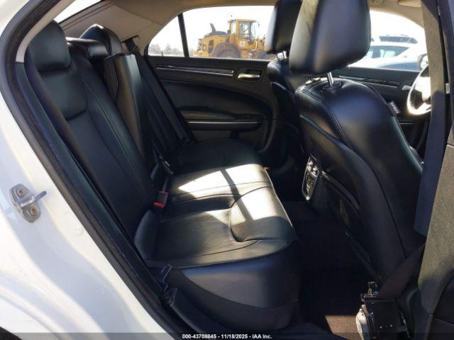 Chrysler 300c Image 12