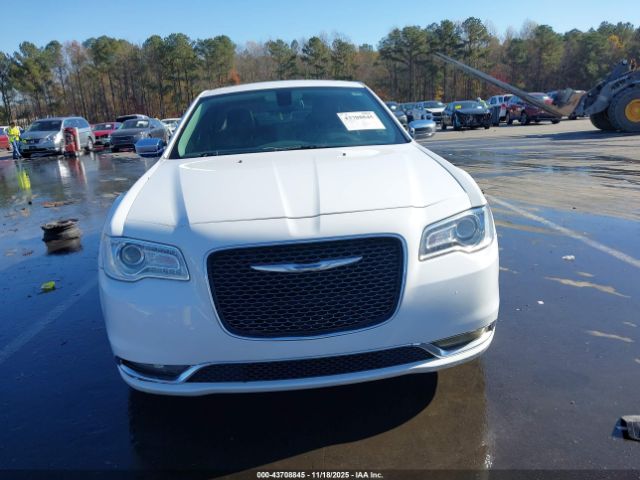 Chrysler 300c Image 9