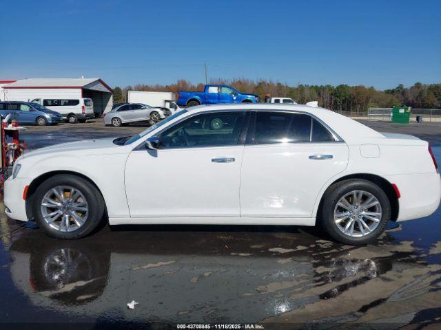 Chrysler 300c Image 11