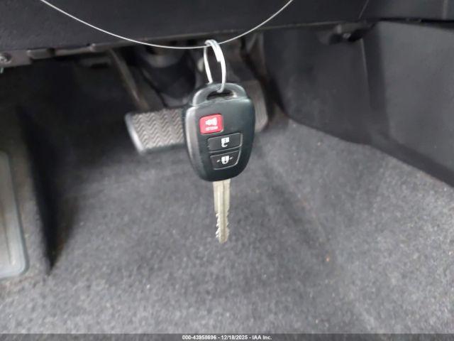 Toyota RAV4 Le Image 6