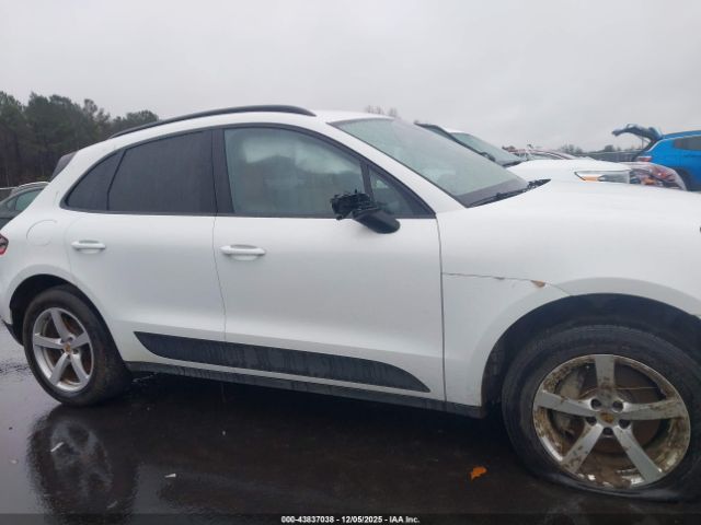 Porsche Macan Image 12