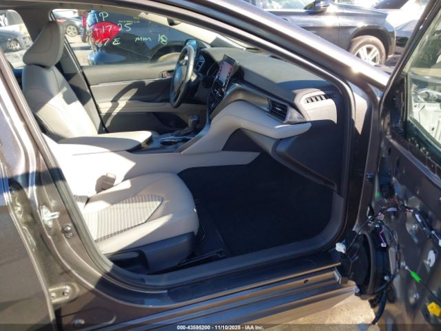 Toyota Camry Se Image 8