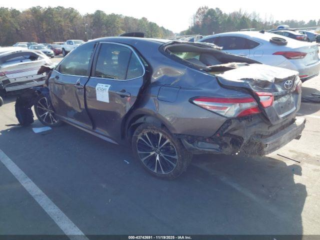 Toyota Camry Se Image 3