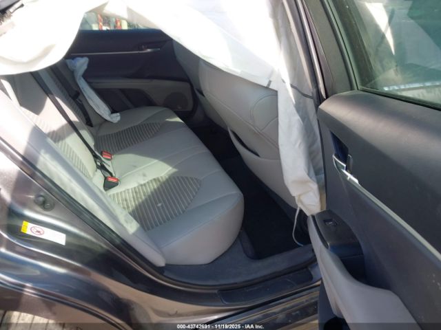 Toyota Camry Se Image 6