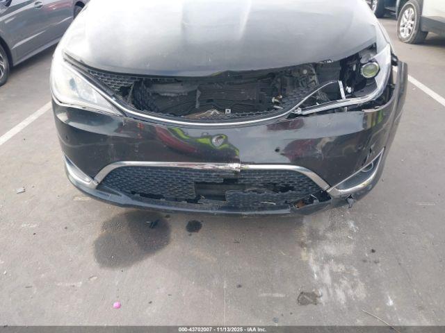 Chrysler Pacifica Limited Image 7