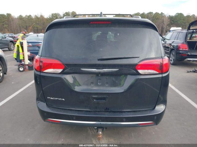 Chrysler Pacifica Limited Image 3