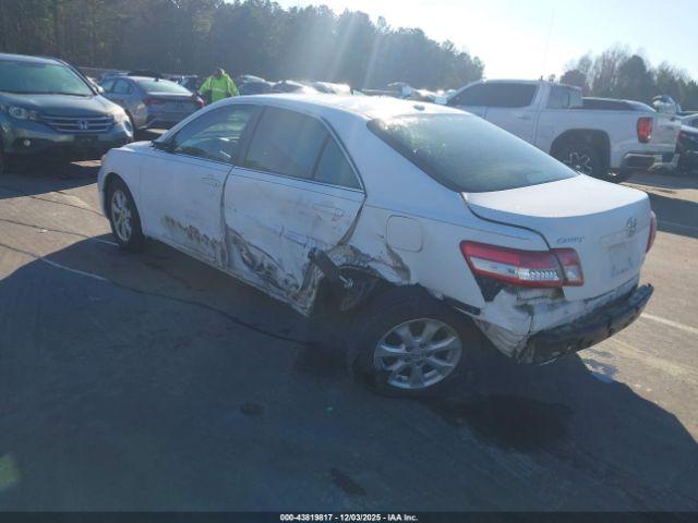 Toyota Camry Le Image 14
